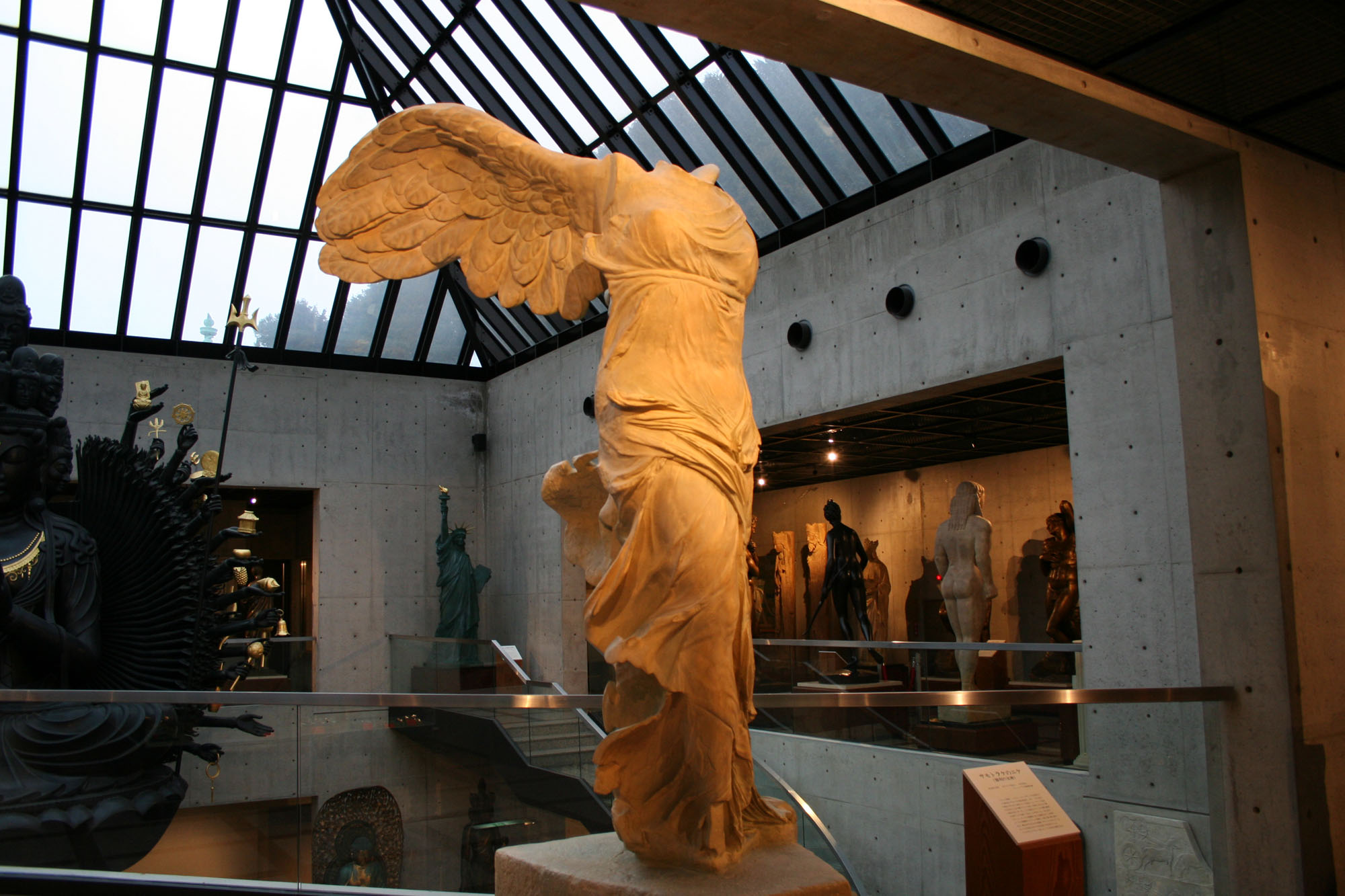 サモトラケのニケの首はなぜないのか ルーブル彫刻美術館