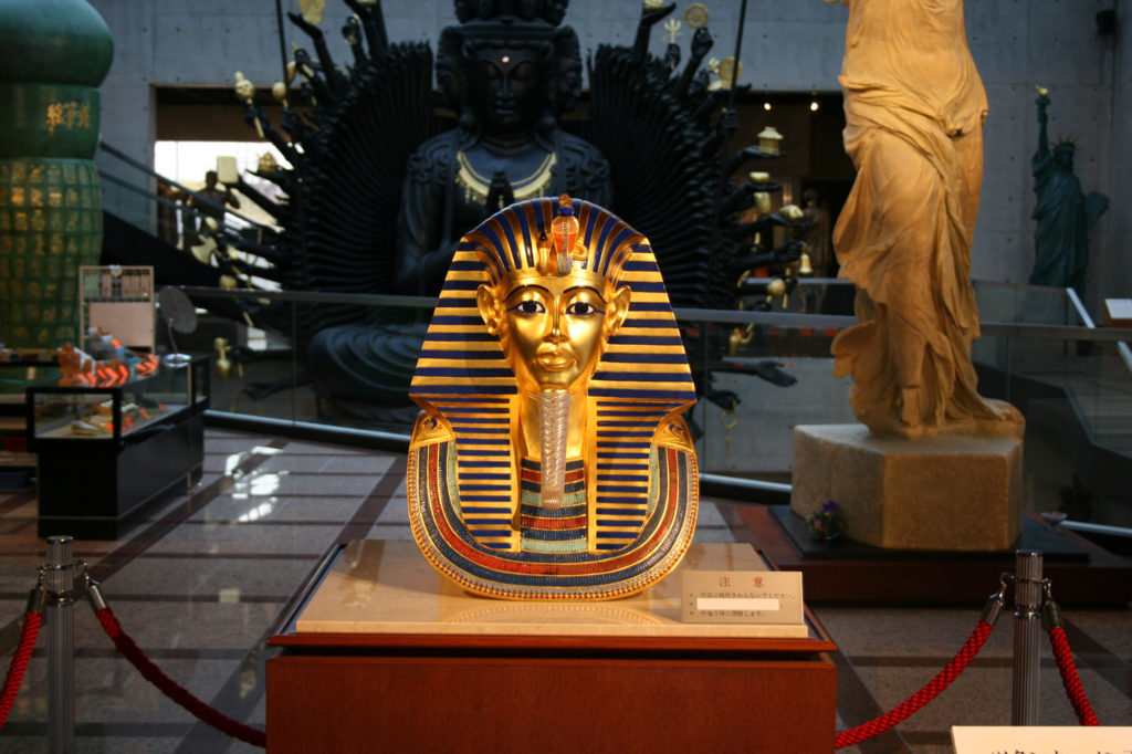 ツタンカーメン王の黄金のマスク ルーブル彫刻美術館